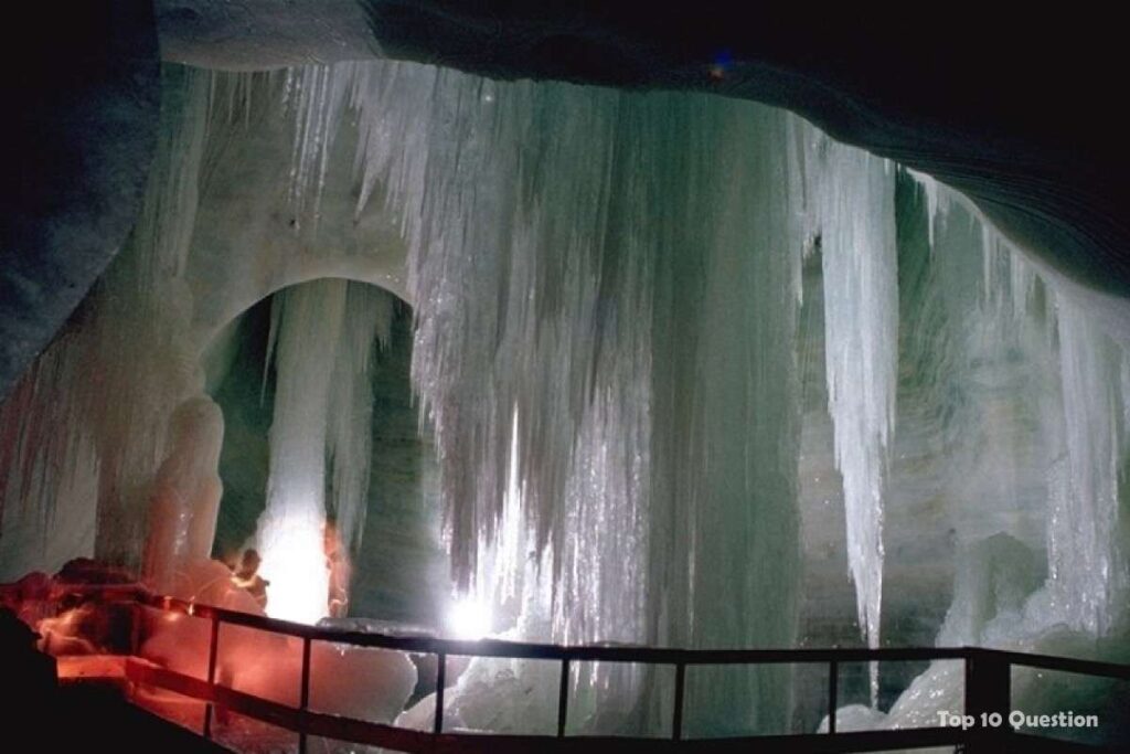Dachstein Ice Cave (Dachstein Eishöhle)